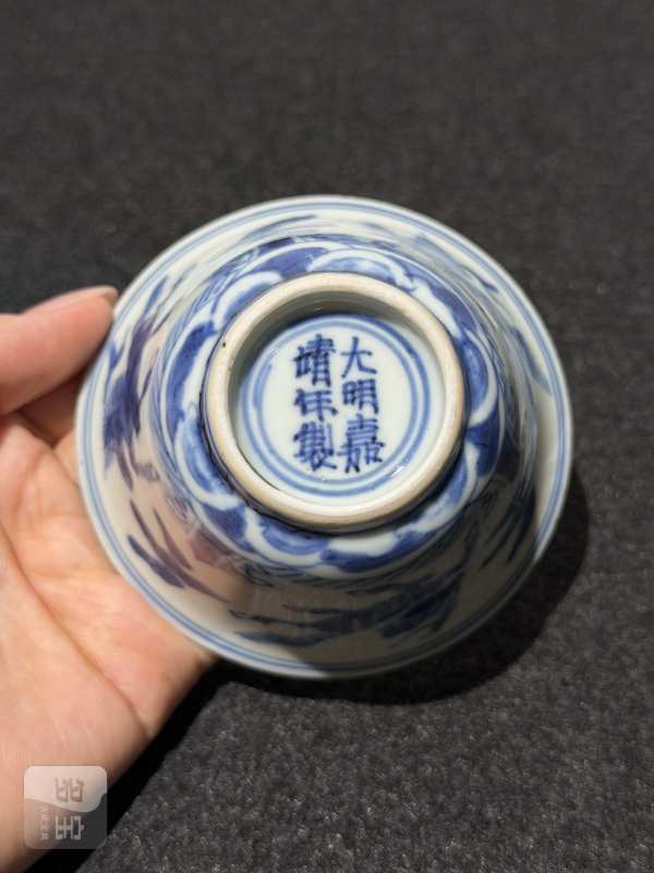明嘉靖 青花海马纹杯 - 图7
